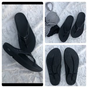 Oofos Black flip flops